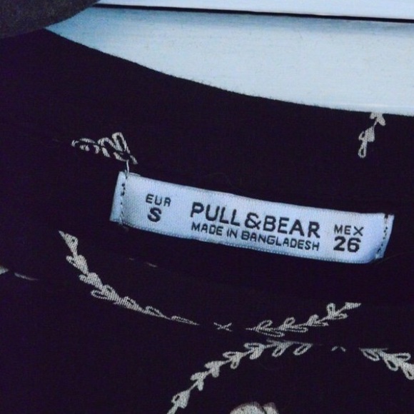 PULL AND BEAR NWOT Black tee with pattern - Picture 4 of 4